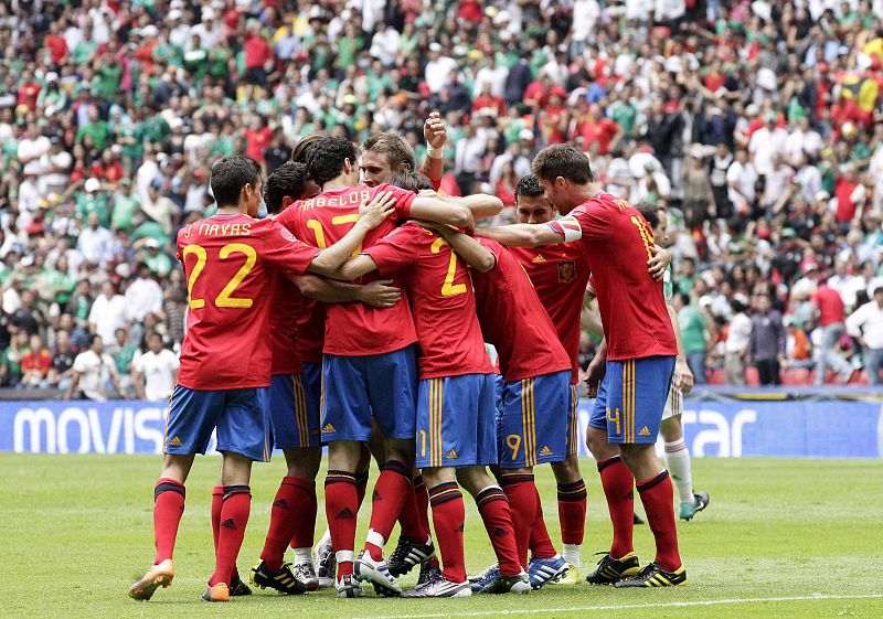 España celebra el empate de Silva en el 91.