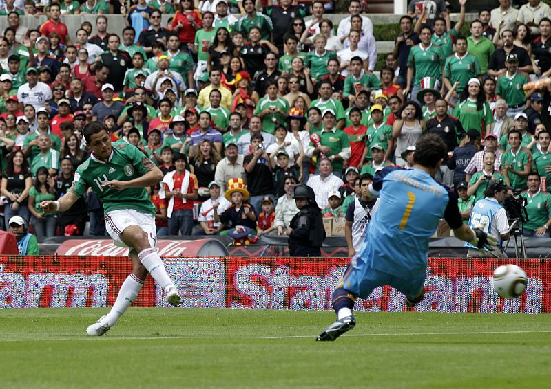 'Chicharito' Hernández supera a Casillas y marca el gol de México.