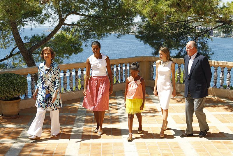 Fotografía de los Reyes y la Princesa Letizia junto a la primera dama de EEUU, Michelle Obama y su hija Sasha, en la residencia veraniega de los Reyes del Palacio de Marivent, en Palma de Mallorca.