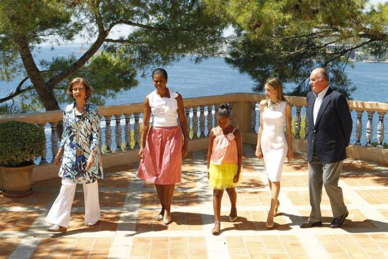 Fotografía de los Reyes y la Princesa Letizia junto a la primera dama de EEUU, Michelle Obama y su hija Sasha, en la residencia veraniega de los Reyes del Palacio de Marivent, en Palma de Mallorca. 