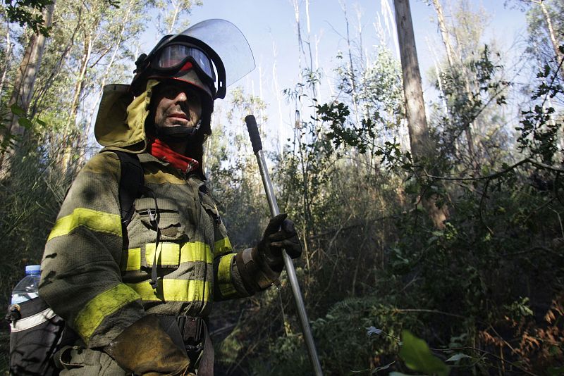 Los trabajos de extinción han continuado este viernes y las autoridades han dado por controlado el incendio a las 11.00 horas.