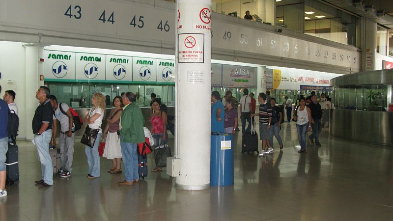 Colas de pasajeros en la estación de autobuses de Méndez Álvaro de Madrid