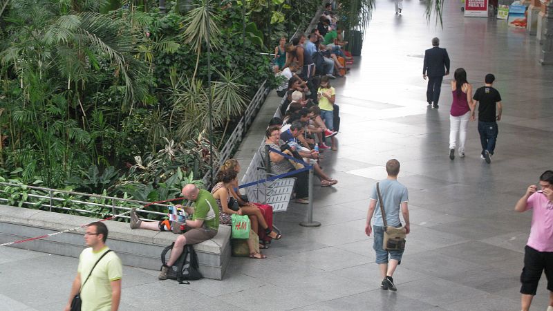 Pasajeros esperando en la estación de tren de Atocha (Madrid)