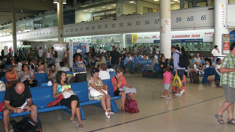 ...otros no tienen más remedio porque a su lugar de destino no llega otro medio de transporte o se han quedado sin billetes de tren