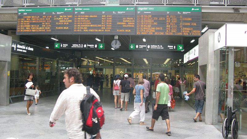 El trasiego de pasajeros en la estación de Atocha durante el viernes