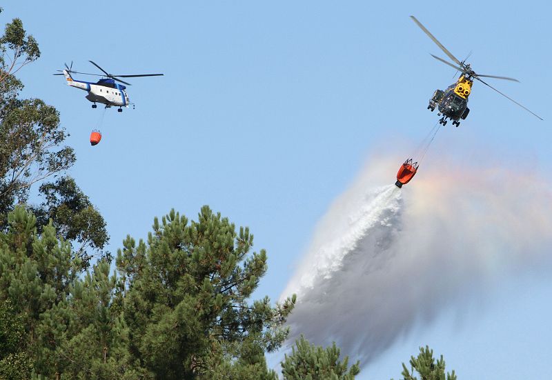 Dos helicópteros participan en las tareas para extinguir el incendio en Fornelos de Montes (Pontevedra)