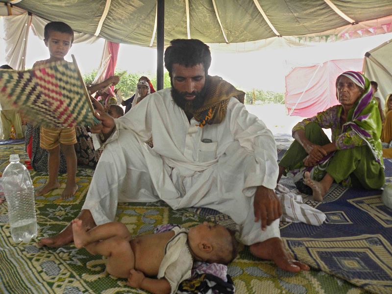 Víctimas de las inundaciones de Pakistán a la espera de ayuda