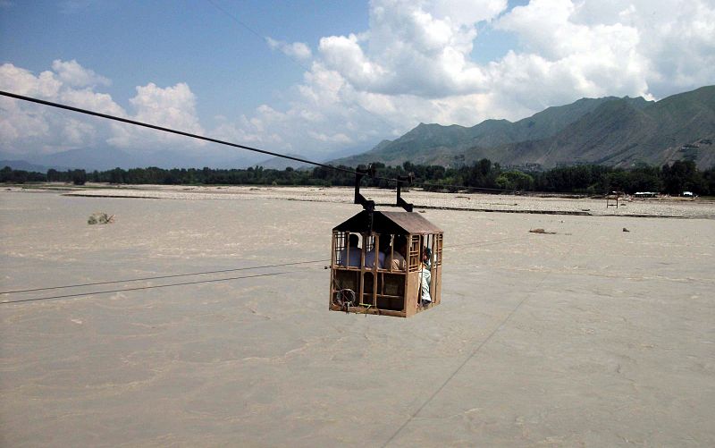 Víctimas de las inundaciones de Pakistán en un teleférico