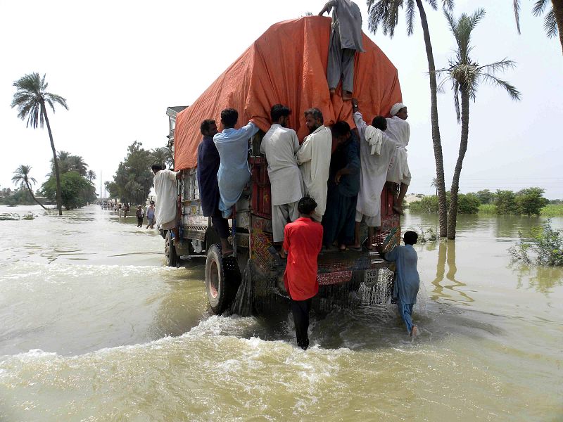 Víctimas de las inundaciones evacúan Shah Jamal cerca de Muzaffargarh, Pakistán