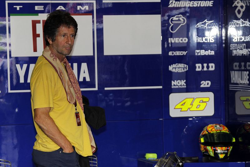 El padre de Valentino Rossi, Graziano, pasea por el 'box' de Yamaha.