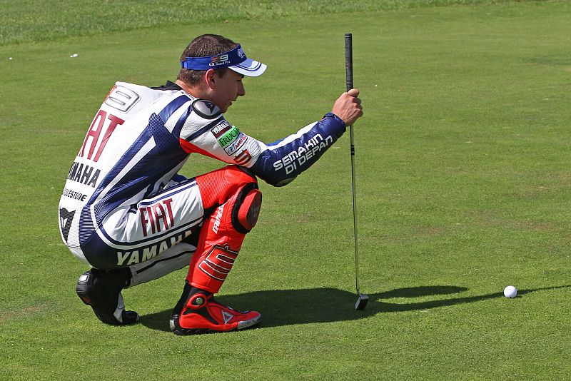 Lorenzo se ha agachado y todo para calcular la trayectoria de la pelota.