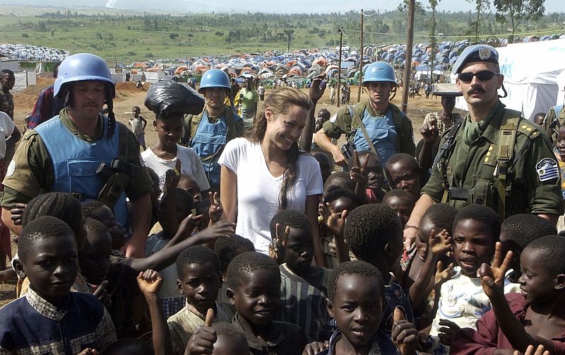 Angelina Jolie visita a un grupo de desplazados