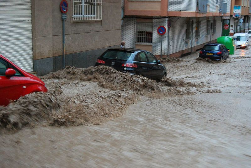 Las intensas lluvias que se registran desde primera hora en el municipio murciano de Águilas han desbordado la rambla que desemboca en la playa de Las Delicias.