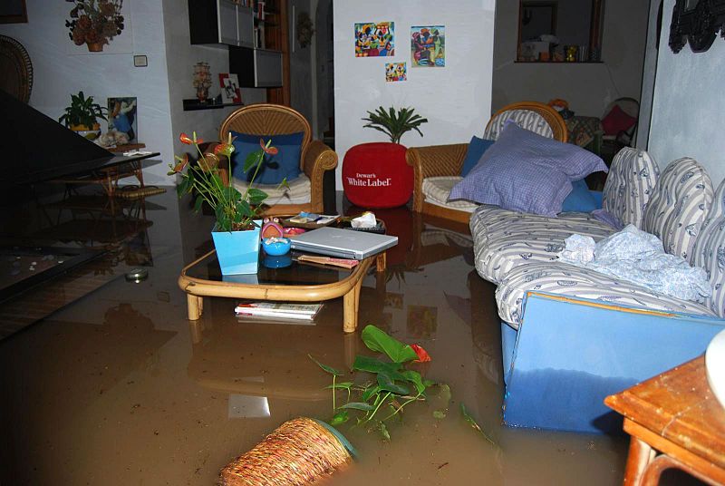 Estado del interior de una de las viviendas afectadas en Águilas, Murcia.