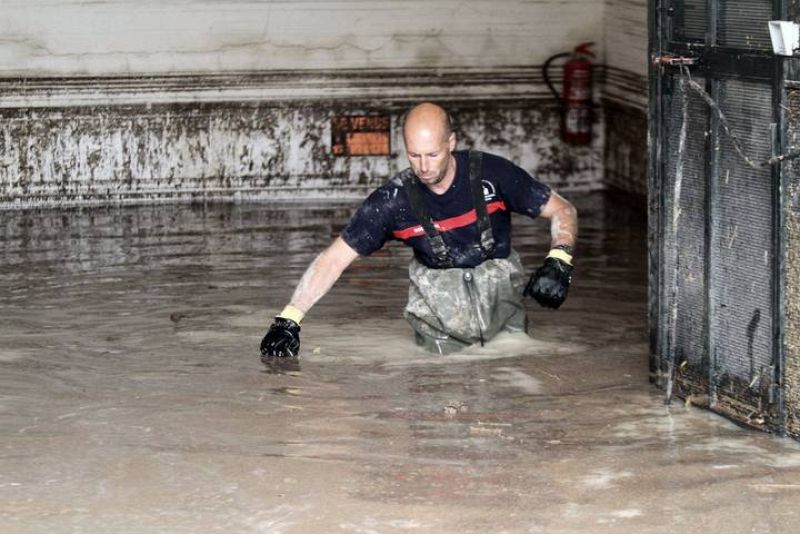 Un bombero trabaja en un inmueble inundando de la localidad de Aguilar de la Frontera. 