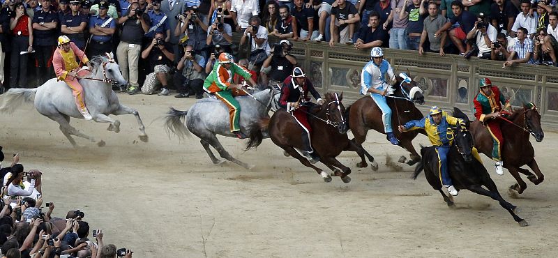 Jockey of Tartuca parish Luigi Trecciolino leads the pack of horses to win the Palio race in Siena