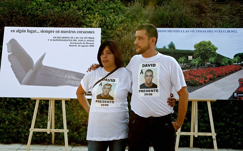 Los familiares de una de las víctimas han acudido al acto de homenaje con unas camisetas en las que recuerdan a David, fallecido en el siniestro.