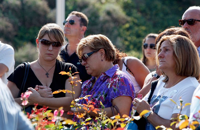 Miembros de la Asociación de Afectados del vuelo JK5022, durante la presentación este viernes del monumento en memoria y recuerdo a las víctimas, en el Parque Juan Carlos I de Madrid.