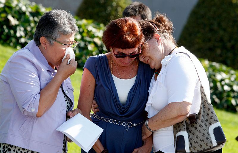 La presidenta de la Asociación de Afectados, Pilar Vera, junto a familiares de las víctimas durante el acto de homenaje.