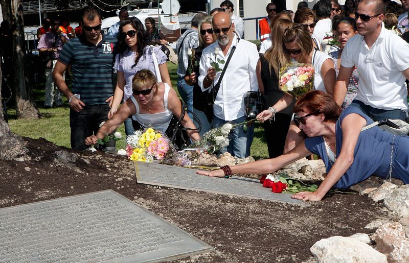 Los familiares de las víctimas han depositado ramos de flores junto al olivo en memoria de los fallecidos situado en el jardín de la Terminal 2.