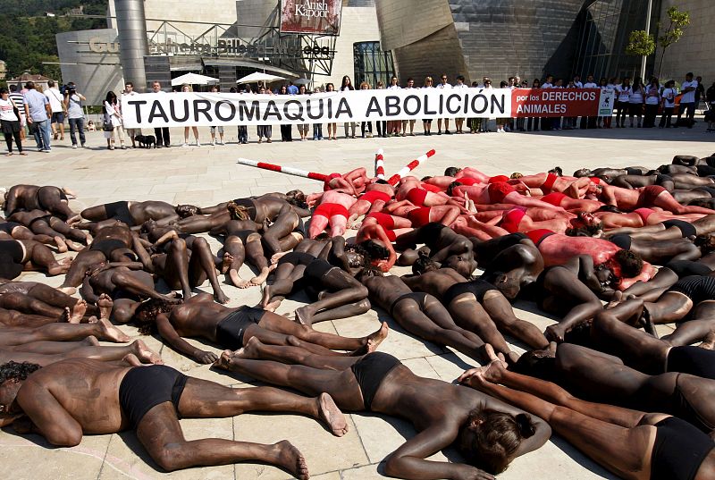 PROTESTAN DESNUDOS ANTE EL GUGGENHEIM PARA RECLAMAR LA ABOLICIÓN DE LOS TOROS