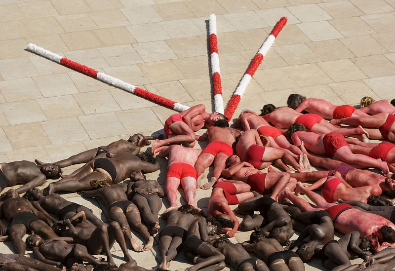 PROTESTAN DESNUDOS ANTE EL GUGGENHEIM PARA RECLAMAR LA ABOLICIÓN DE LOS TOROS