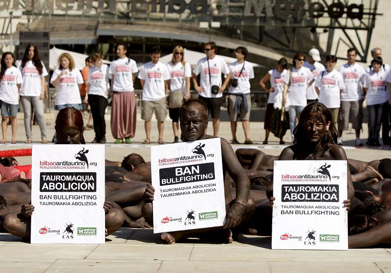 PROTESTAN DESNUDOS ANTE EL GUGGENHEIM PARA RECLAMAR LA ABOLICIÓN DE LOS TOROS