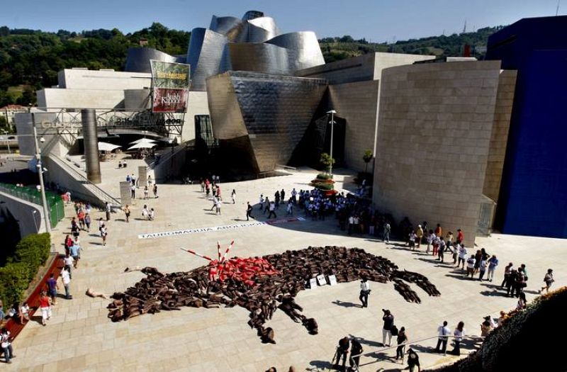 PROTESTAN DESNUDOS ANTE EL GUGGENHEIM PARA RECLAMAR LA ABOLICIÓN DE LOS TOROS 