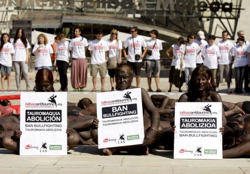 PROTESTAN DESNUDOS ANTE EL GUGGENHEIM PARA RECLAMAR LA ABOLICIÓN DE LOS TOROS 