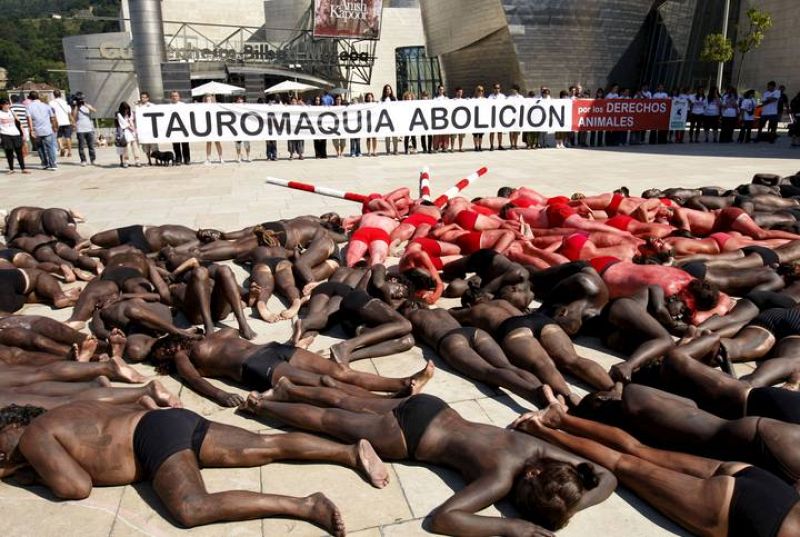 PROTESTAN DESNUDOS ANTE EL GUGGENHEIM PARA RECLAMAR LA ABOLICIÓN DE LOS TOROS 