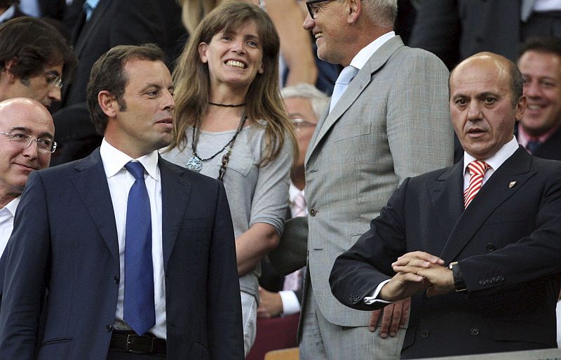 Sandro Rosell y José María Del Nido en el palco del estadio.