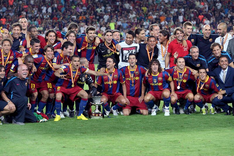 Los jugadores y el cuerpo técnico del FC Barcelona posan con la Supercopa de España.