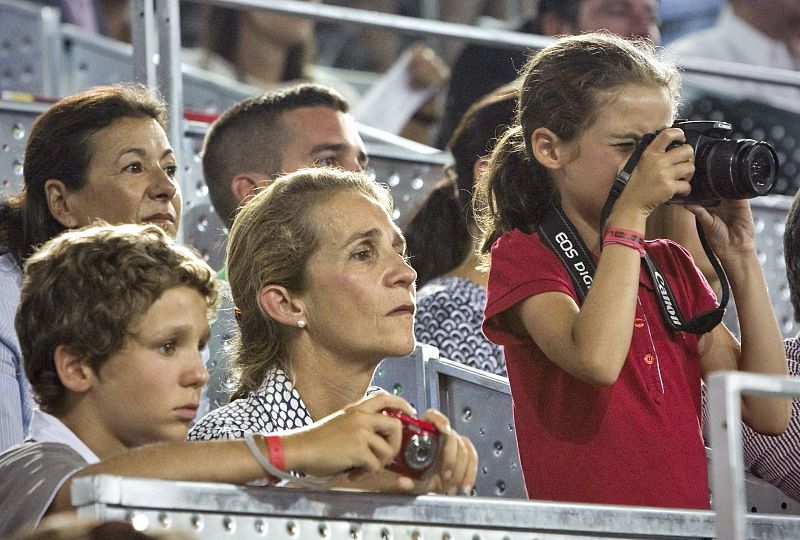 La infanta Elena acompañada por sus dos hijos ,Felipe Juan Froilán y Victoria Federica, asistieron al partido.