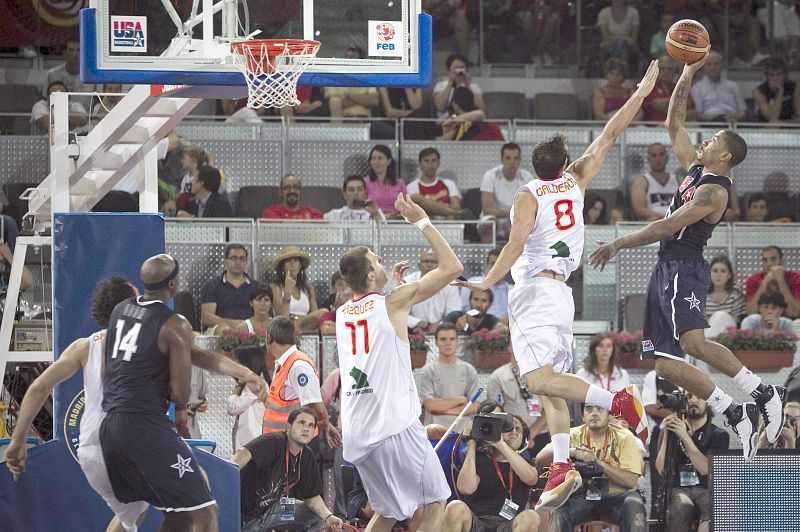 Tyson Chandler lanza a canasta ante la defensa de José Manuel Calderón.