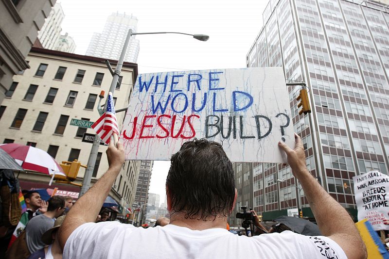 Un neoyorquino se pregunta ¿Dónde habría construido (la mezquita) Jesucristo?, durante la manifestación de apoyo a la construcción del centro cultural.