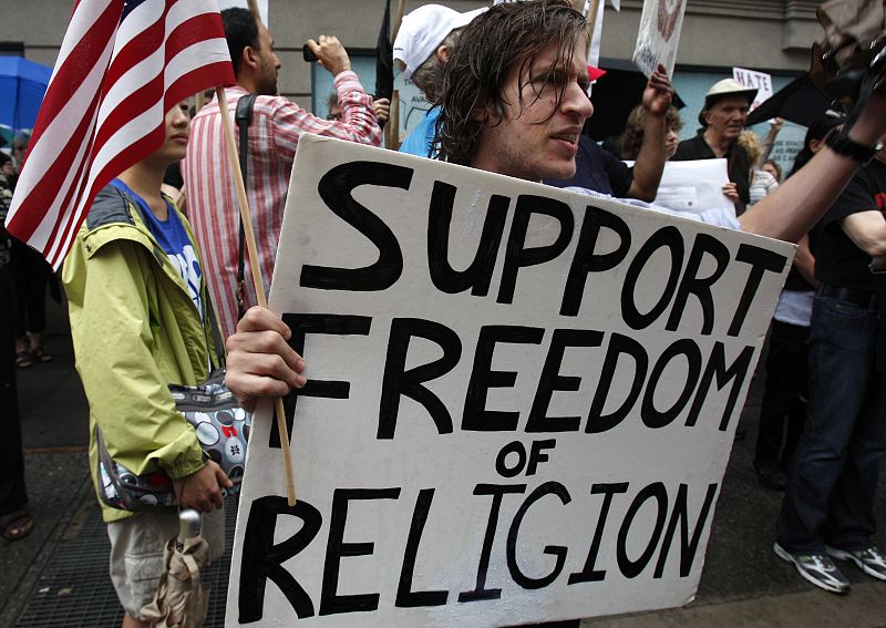 Un hombre muestra su "apoyo a la libertad religiosa" con una pancarta durante la manifestación a favor de la construcción de un centro cultural en Nueva York, cerca de la "zona cero", que incluye la creación de una mezquita.