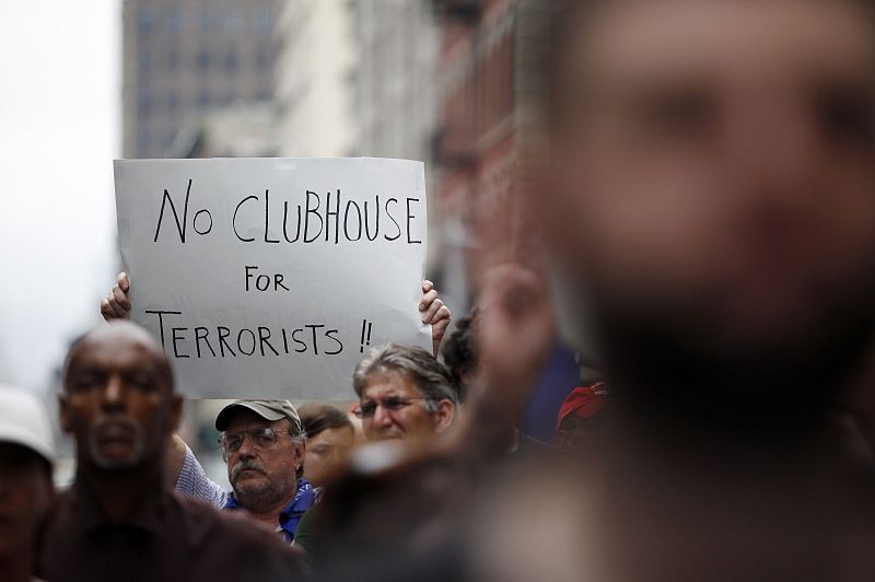 Un hombre pide con su pancarta que no se construya un "centro de ocio para terroristas" en la manifestación en contra de la mezquita en la 'zona cero'.