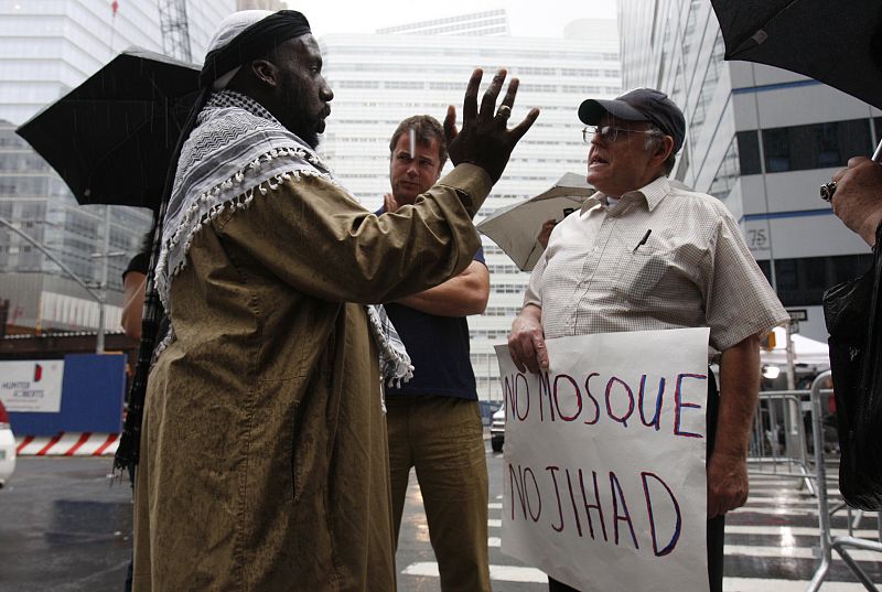 Dos manifestantes, uno a favor y otro en contra de la construcción de la mezquita, discuten en una céntrica calle de Nueva York.