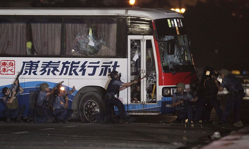 La policía filipina se dispone a asaltar el autobús secuestrado en Manila tras escucharse disparos en el interior.