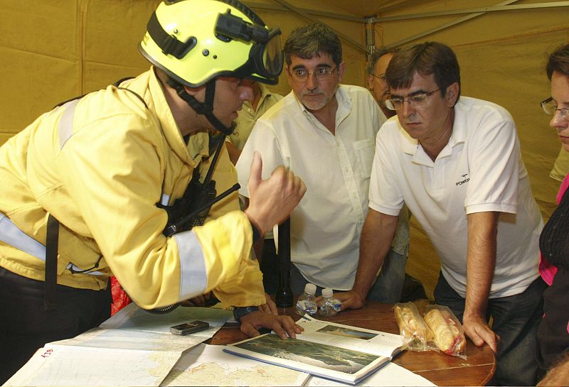 El presidente del Govern, Francesc Antich, en el centro de mando avanzado que gestiona el incendio. Antich ha hablado del suceso como de un "desastre ecológico".
