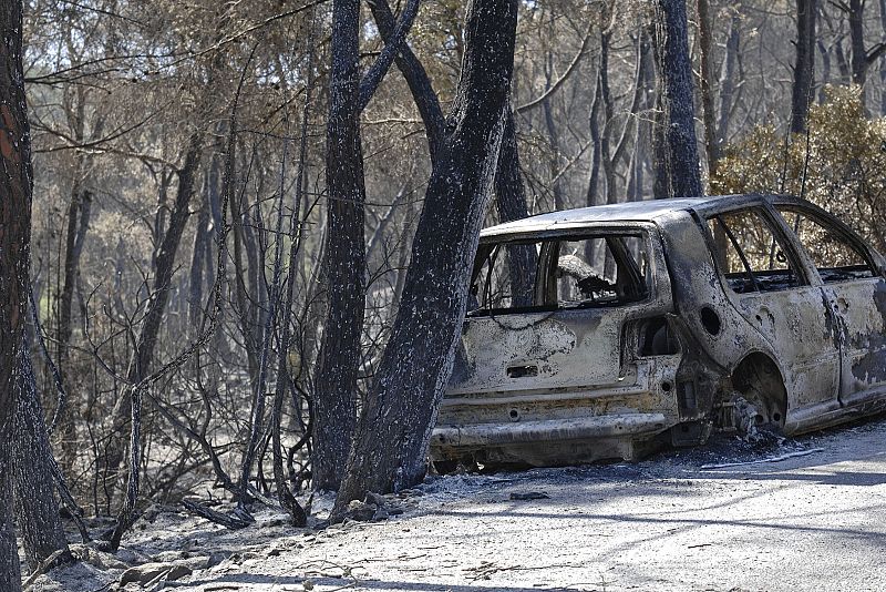 Vista de un coche quemado por el incendio. Un accidente de tráfico podría haber sido la causa del origen del fuego.