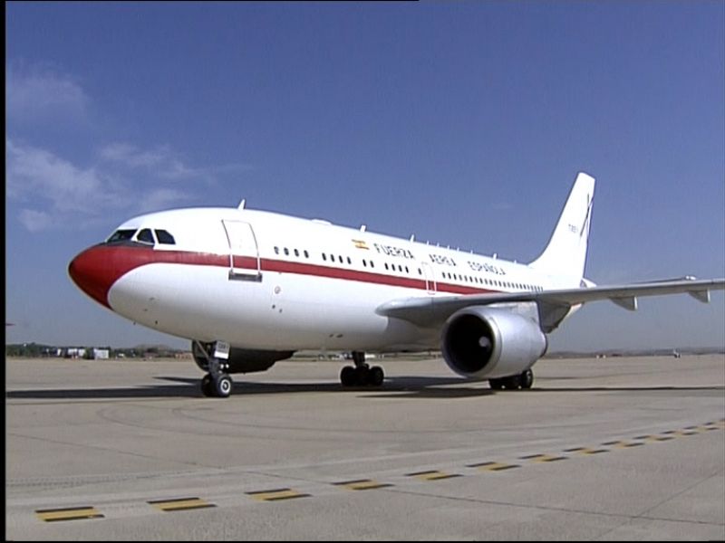 El Airbus que transportaba los restos mortales de ls tres víctimas, en el momento del aterrizaje.