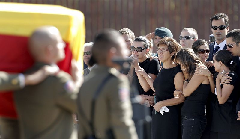 Los familiares de los dos guardias civiles y el intérprete fallecidos en el atentado, lloran al paso de los piquetes de los Ejércitos y de la Guardia Civil que se han hecho cargo de los féretros.