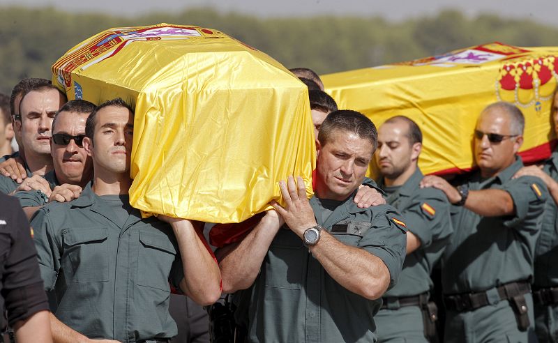 Tres piquetes de los Ejércitos y de la Guardia Civil se han hecho cargo de los féretros con los restos mortales de los dos guardias civiles y el intérprete.