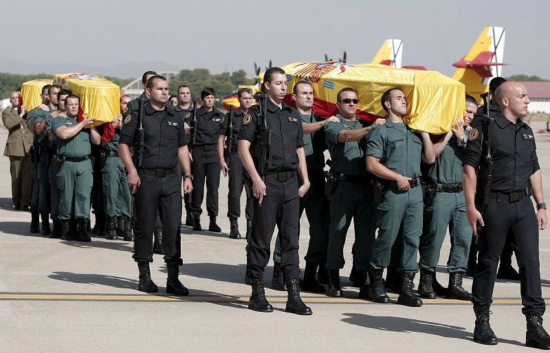 Tres piquetes de los Ejércitos y de la Guardia Civil han portado los féretros con los restos mortales de las víctimas.