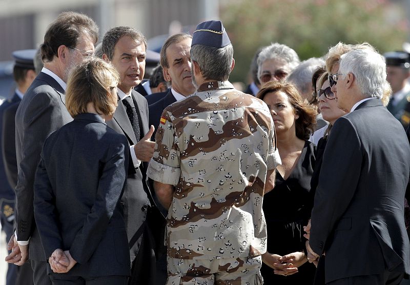 El presidente del Gobierno, José Luis Rodríguez Zapatero, conversa con el jefe del Estado Mayor de la Defensa (JEMAD), en la base aérea de Torrejón de Ardoz.