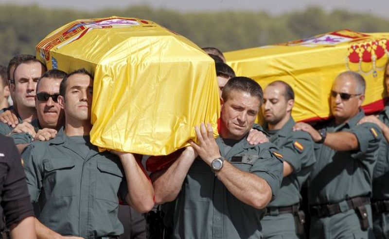 Tres piquetes de los Ejércitos y de la Guardia Civil se han hecho cargo de los féretros con los restos mortales de los dos guardias civiles y el intérprete. 