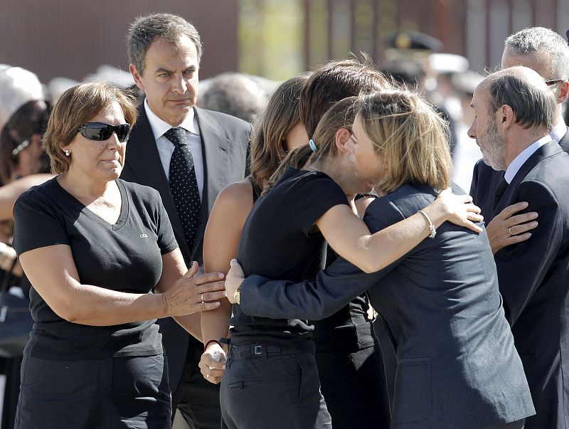 José Luis Rodríguez Zapatero, Alfredo Pérez Rubalcaba y Carme Chacón, consuelan a los familiares.