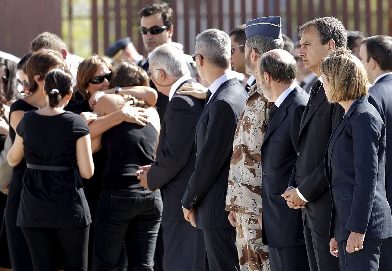 El dolor de los familiares de los dos guardias civiles y el intérprete fallecidos es patente.