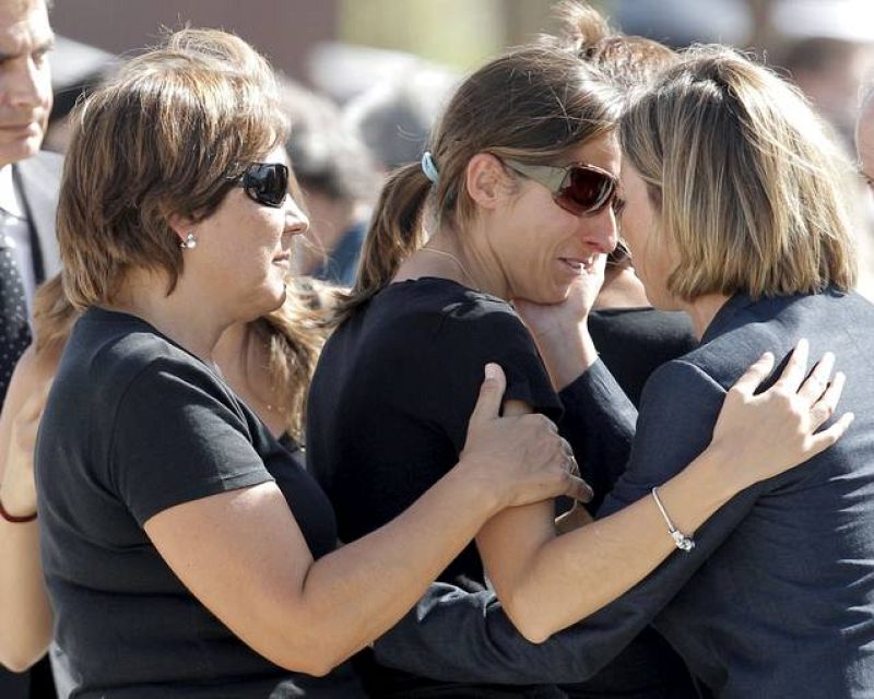 La ministra de Defensa, Carme Chacón, consuela a un familiar de las víctimas. 